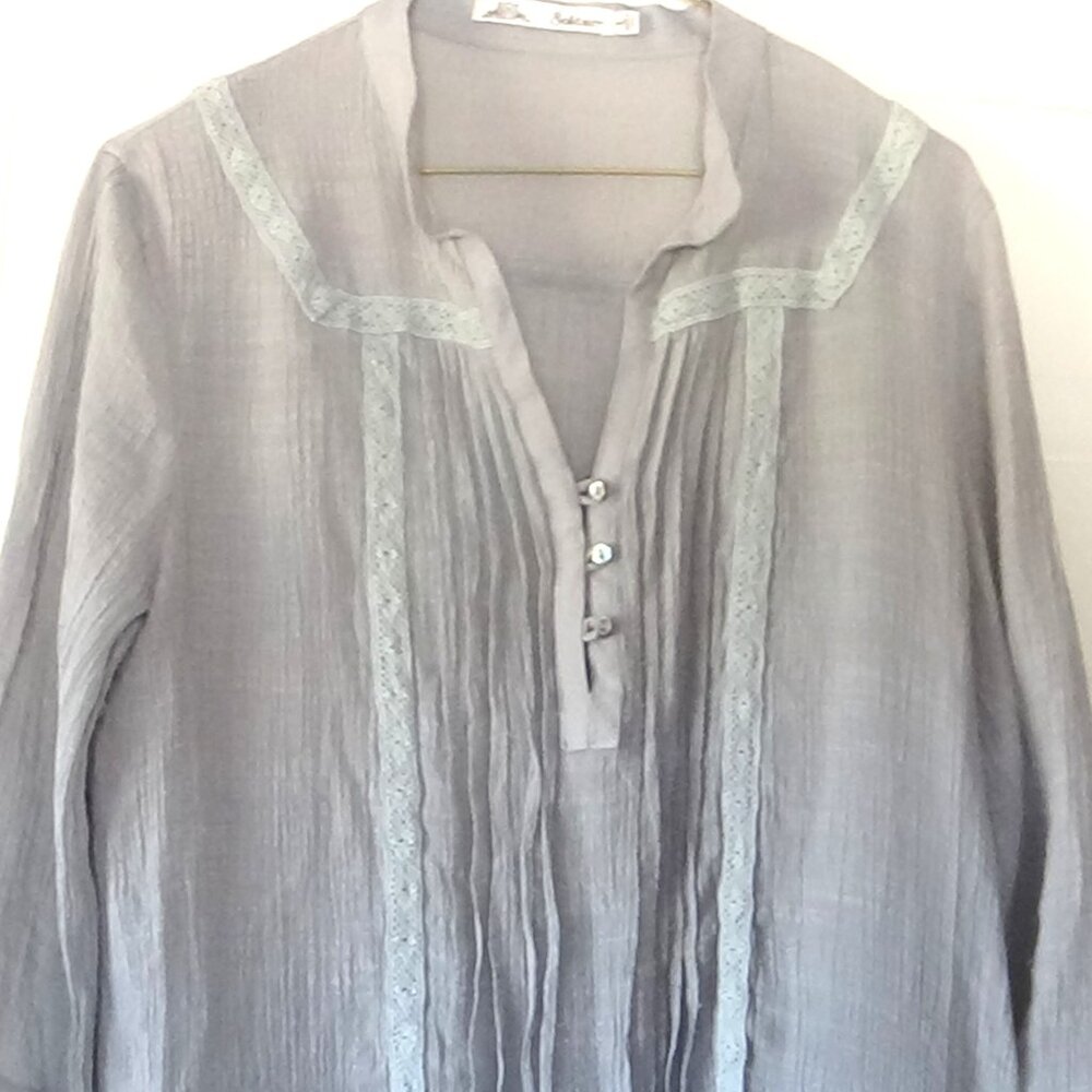 Used- Solitaire Embroidered Lt Gray- Rayon Crinkle  Tunic Top Crochet Lace